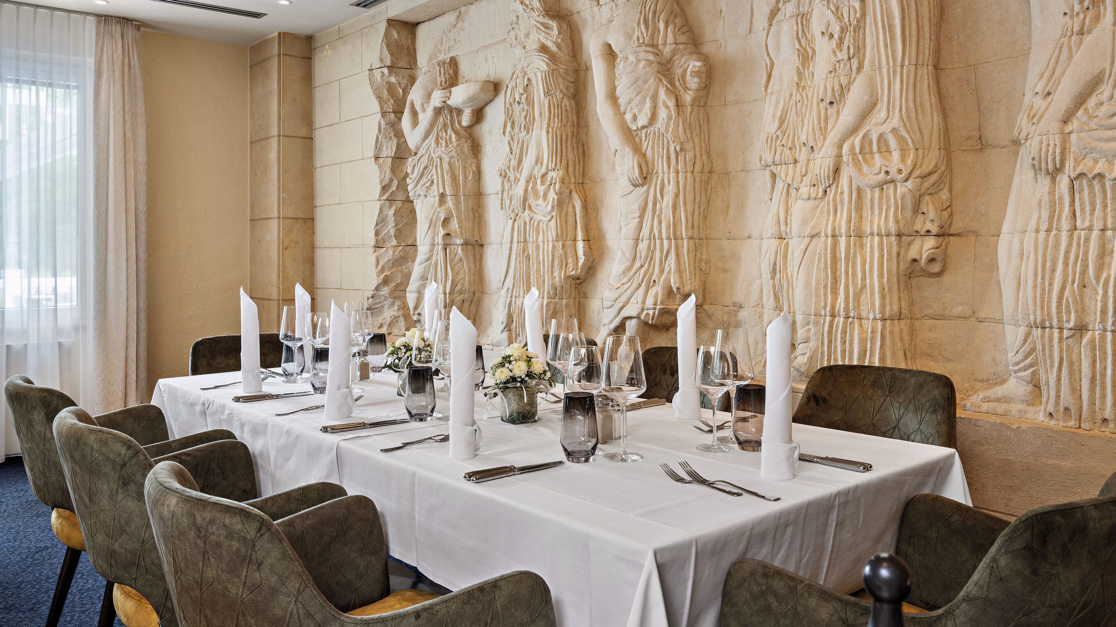 breakfast, lunch and dinner served