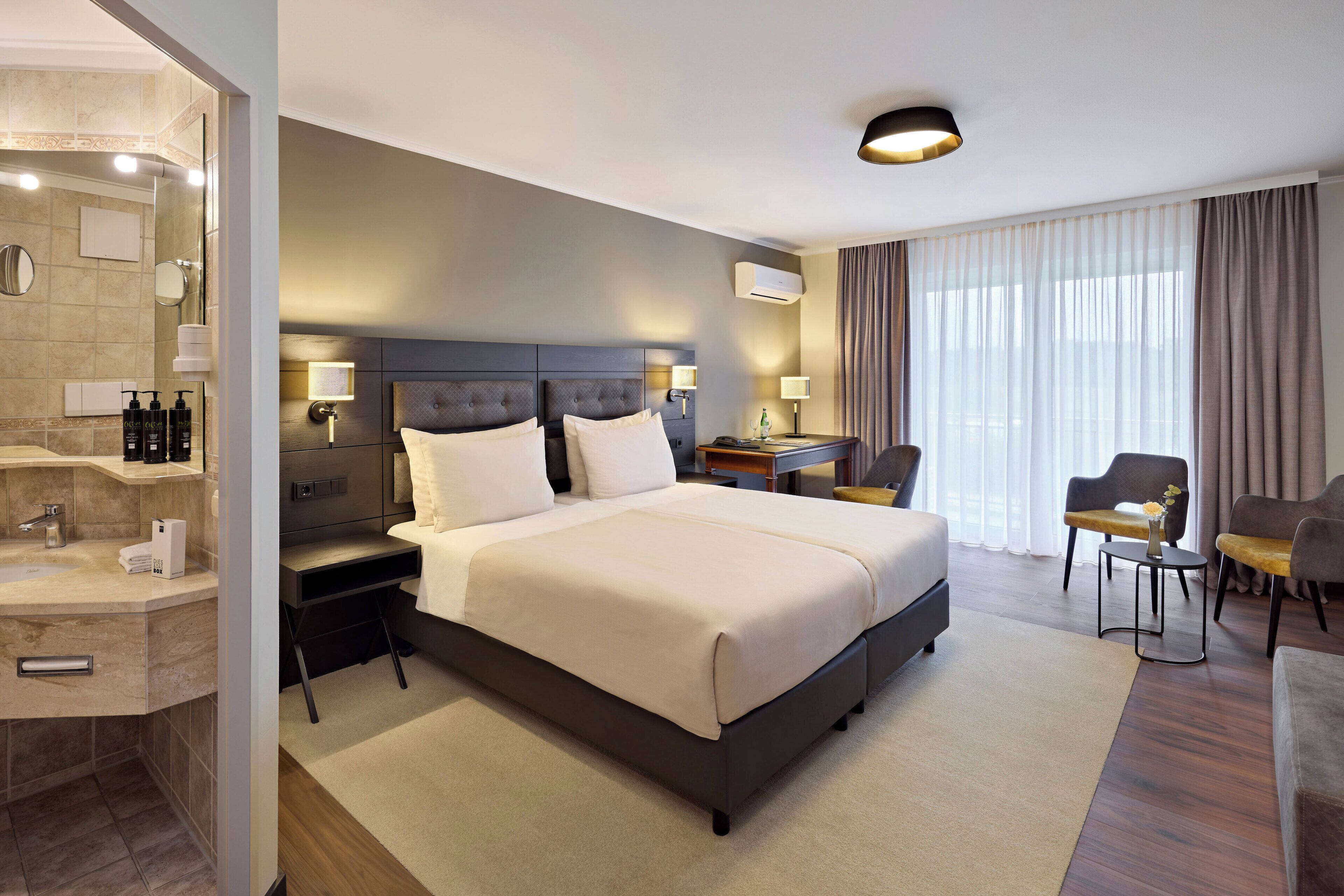 Comfort room with double bed or twin bed | Premium bedding, minibar, in-room safe, desk