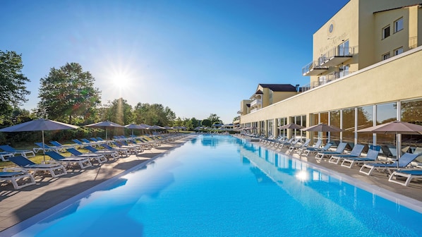 2 piscinas techadas, una piscina al aire libre, sombrillas