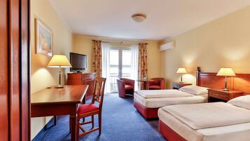 Comfort room with double bed or twin bed | Premium bedding, minibar, in-room safe, desk