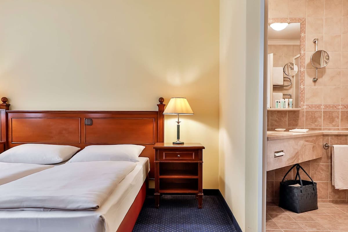 standard room with queensize bed | 1 bedroom, premium bedding, minibar, in-room safe