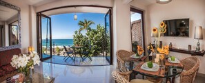 Deluxe Condo, 2 Bedrooms, Balcony, Beachside