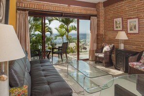 Deluxe Condo, 1 Bedroom, Balcony, Beachside | 4 bedrooms, hypo-allergenic bedding, in-room safe