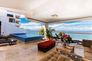 Suite, 3 chambres | Coin séjour