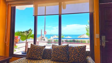 Condo superior, 1 habitación, planta baja | Ropa de cama hipoalergénica y caja de seguridad en la habitación