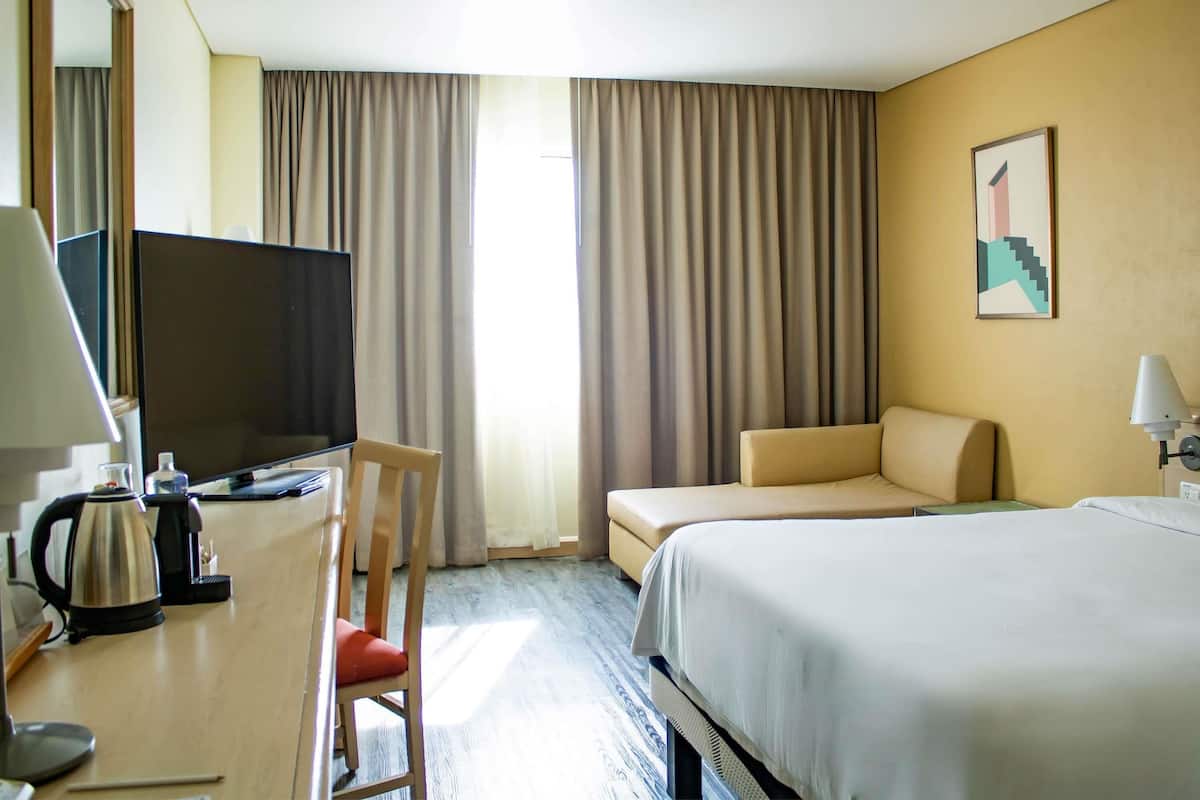 Standard Room, 1 Queen Bed | In-room safe, desk, laptop workspace, blackout drapes