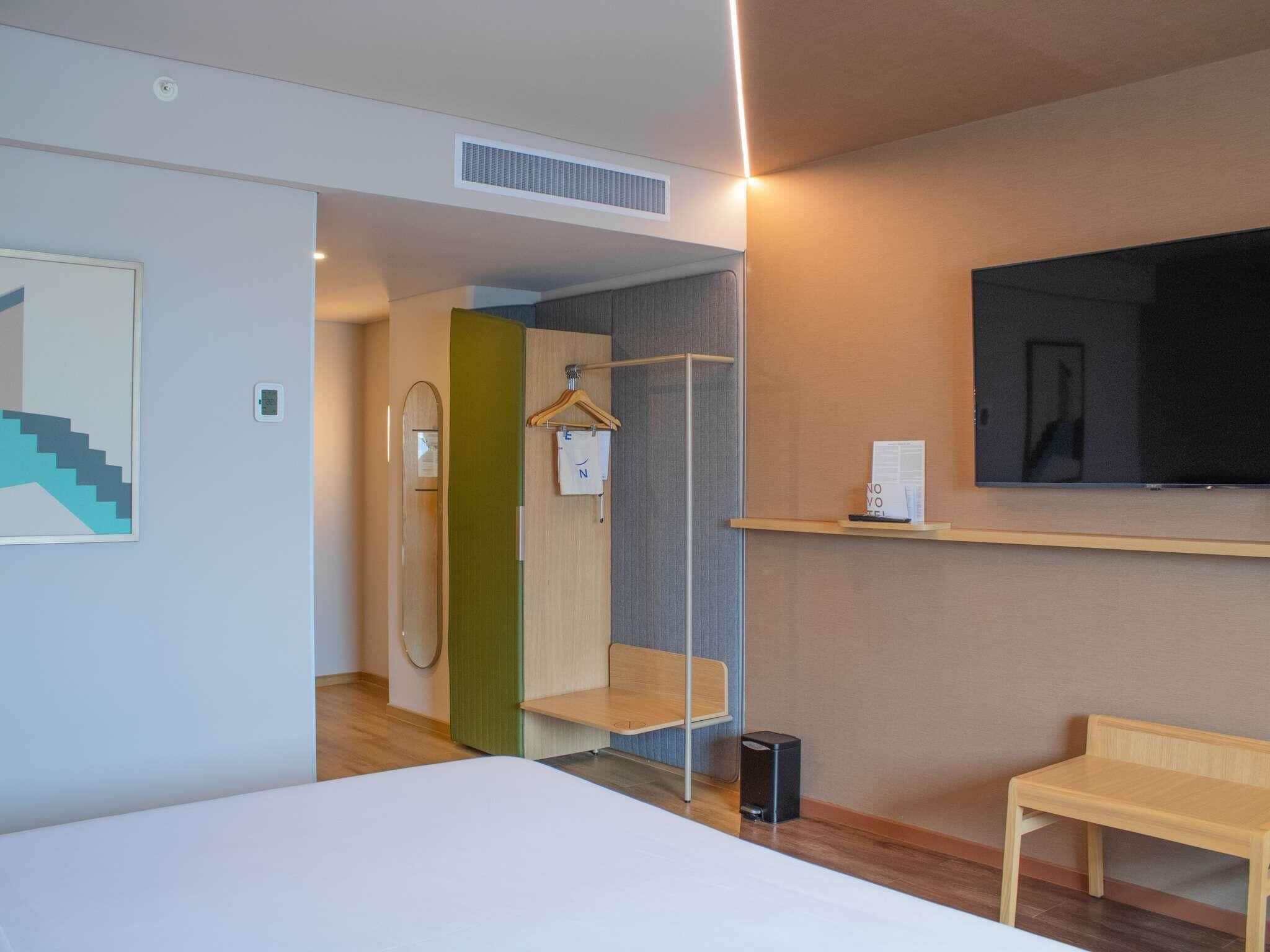 Superior kamer, 1 kingsize bed, toegankelijk voor mindervaliden | Een kluis op de kamer, een bureau, een laptopwerkplek