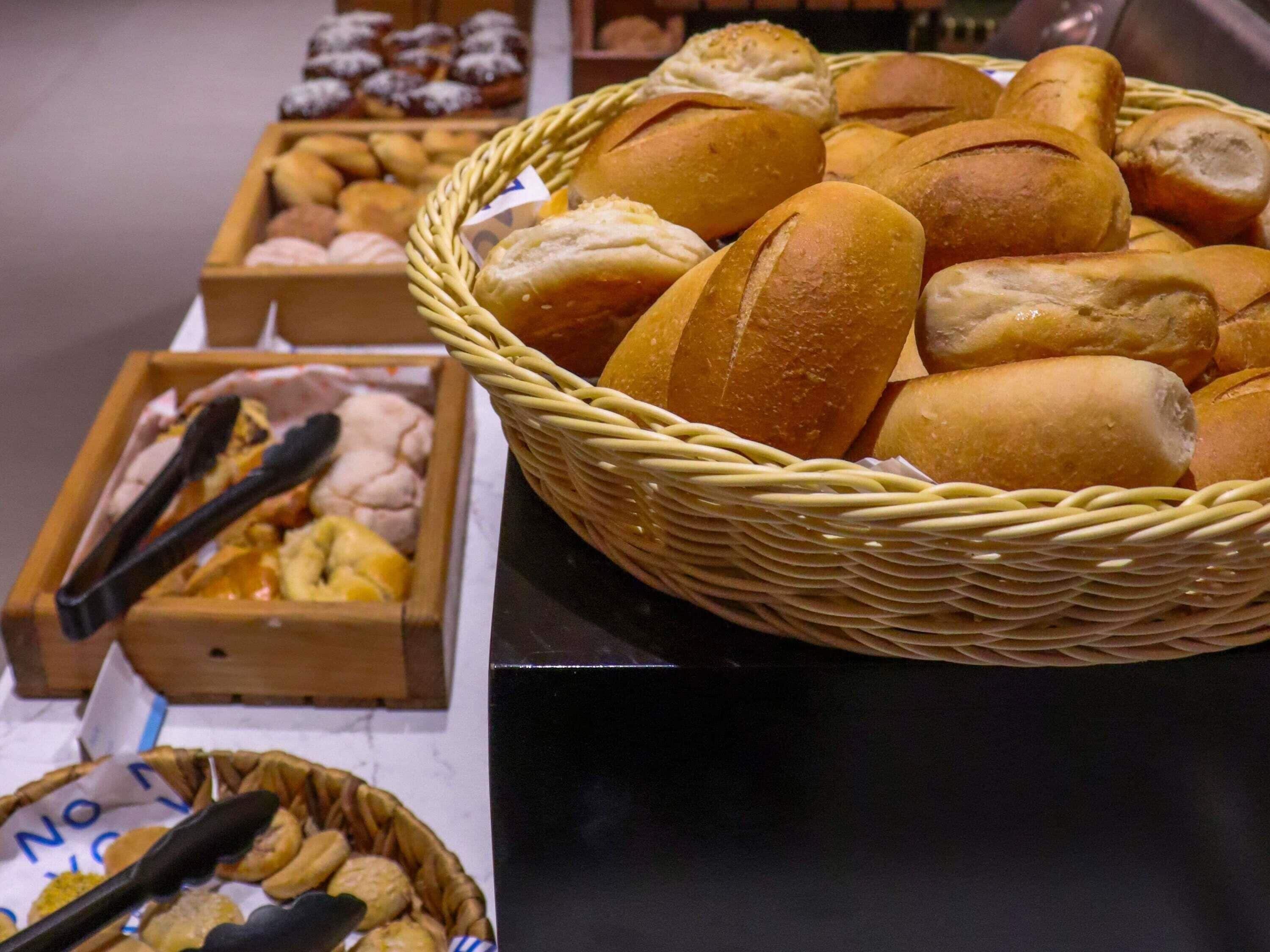 Verschiedene Brotsorten und Gebäck in Körben und Behältern.