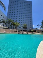 Una piscina al aire libre de temporada