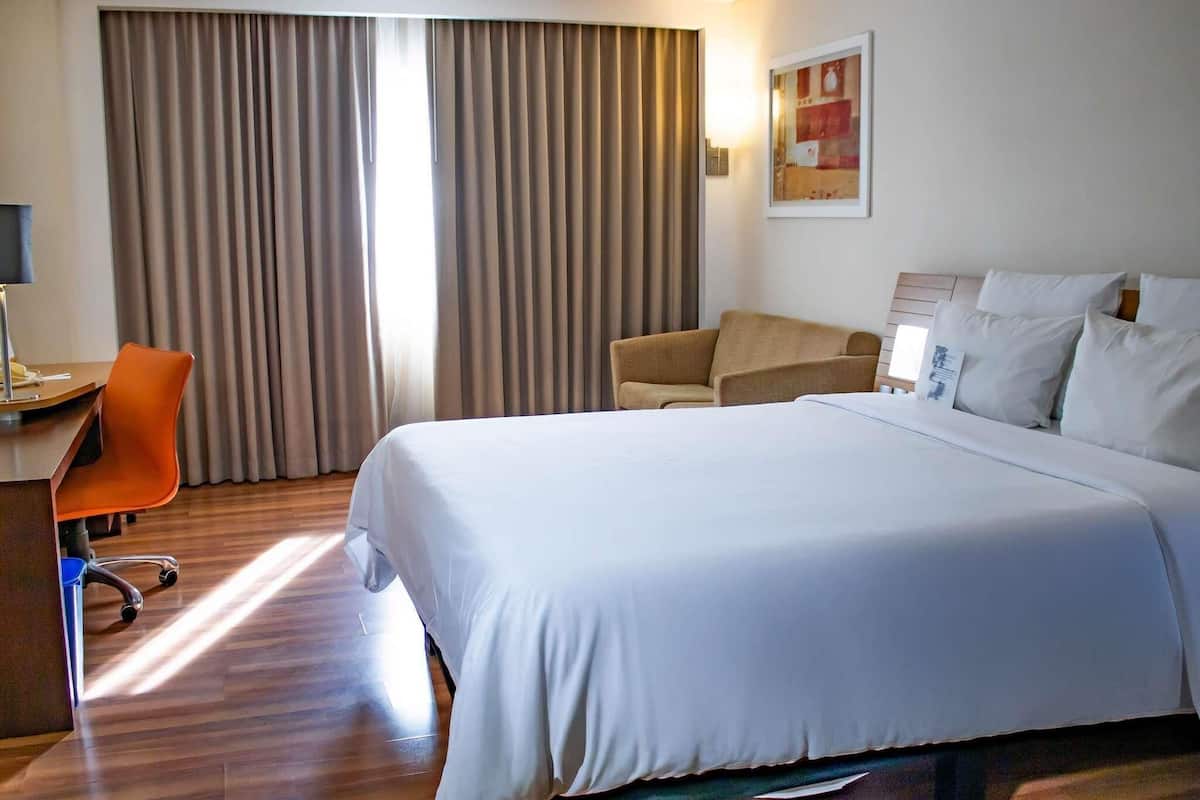 Executive Room, 1 Double Bed | In-room safe, desk, laptop workspace, blackout drapes