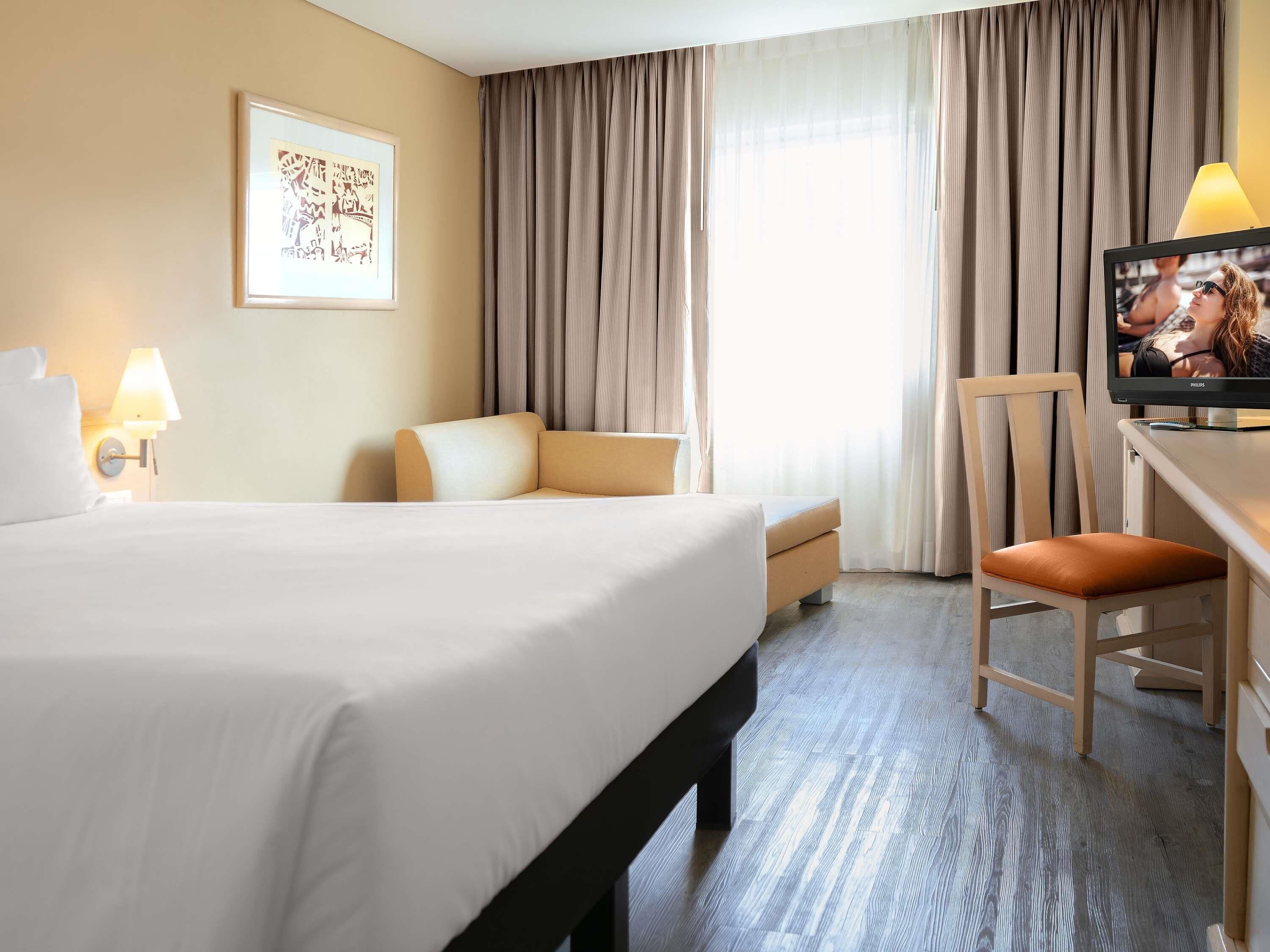 Standard Room, 1 Queen Bed | In-room safe, desk, laptop workspace, blackout drapes