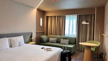 Habitación superior, 1 cama King size | Caja de seguridad en la habitación y escritorio