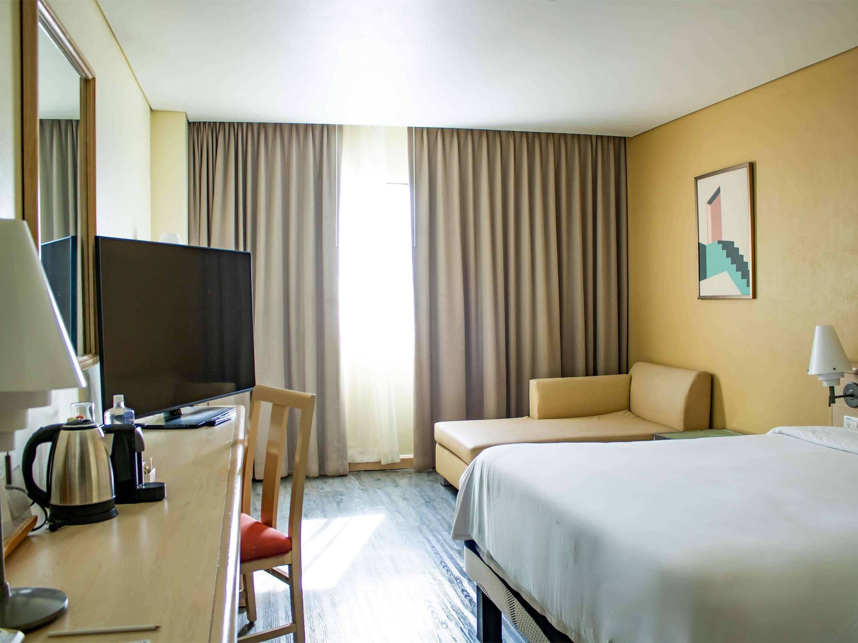 Standard Room, 1 Queen Bed | In-room safe, desk, laptop workspace, blackout curtains