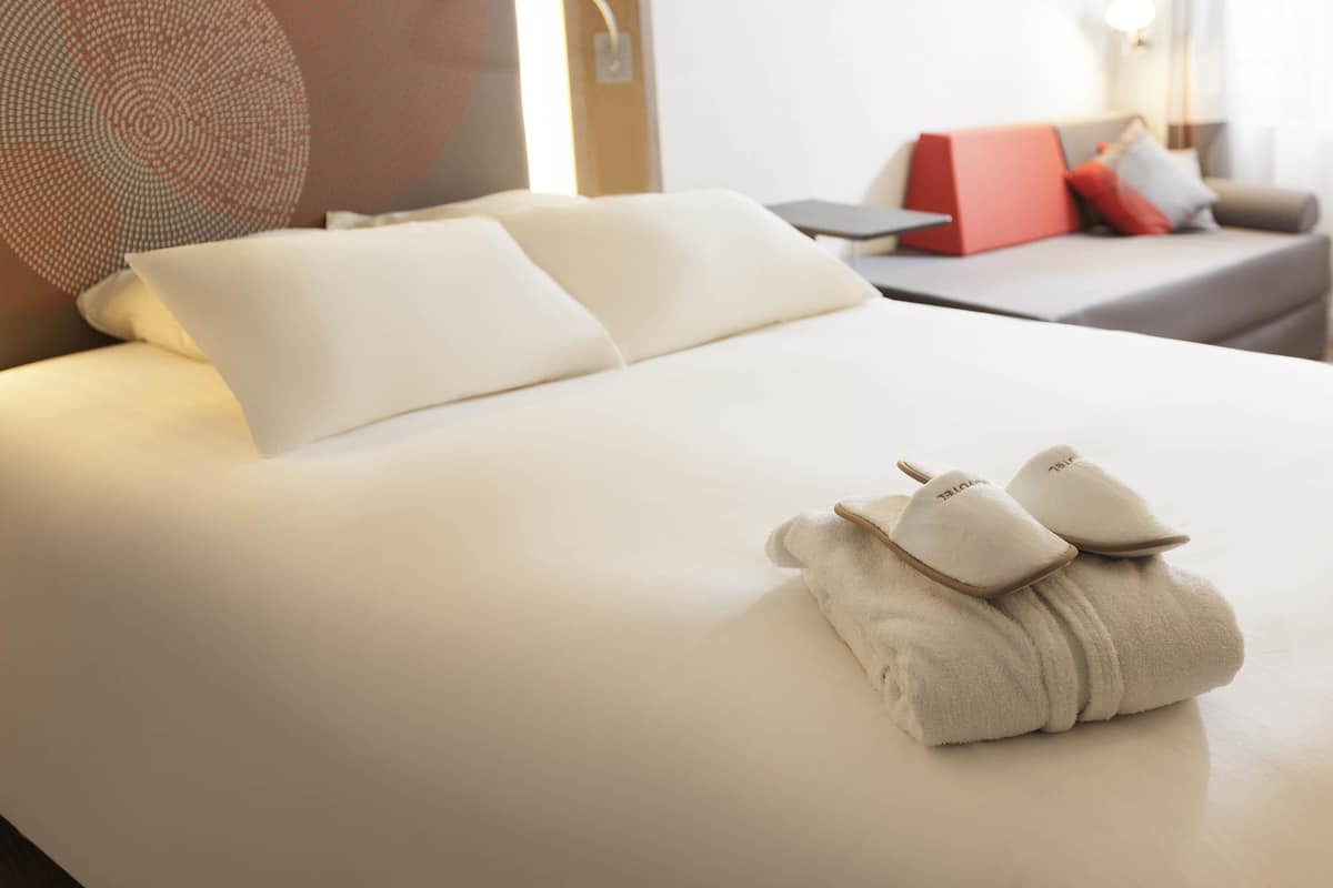Executive Room, 1 Double Bed | In-room safe, desk, laptop workspace, blackout drapes