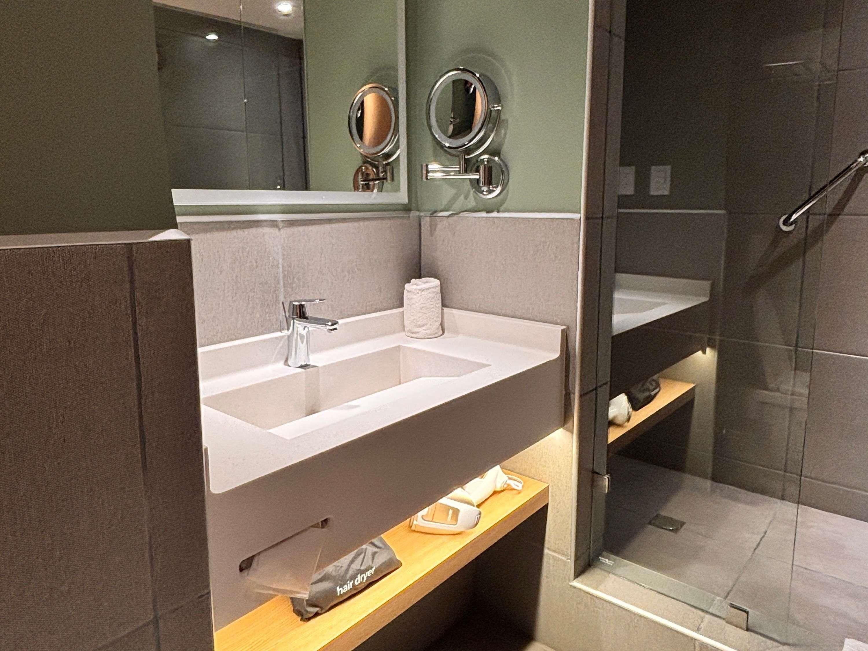 Superior Room, 1 King Bed | In-room safe, desk, laptop workspace, blackout drapes