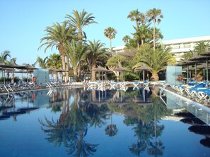 3 piscine all'aperto, ombrelloni da piscina, lettini