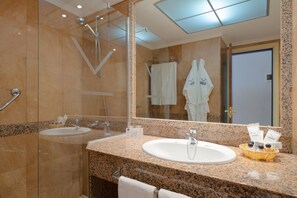 Ducha y bañera combinadas y artículos de higiene personal gratuitos