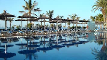 3 buitenzwembaden, parasols voor strand/zwembad
