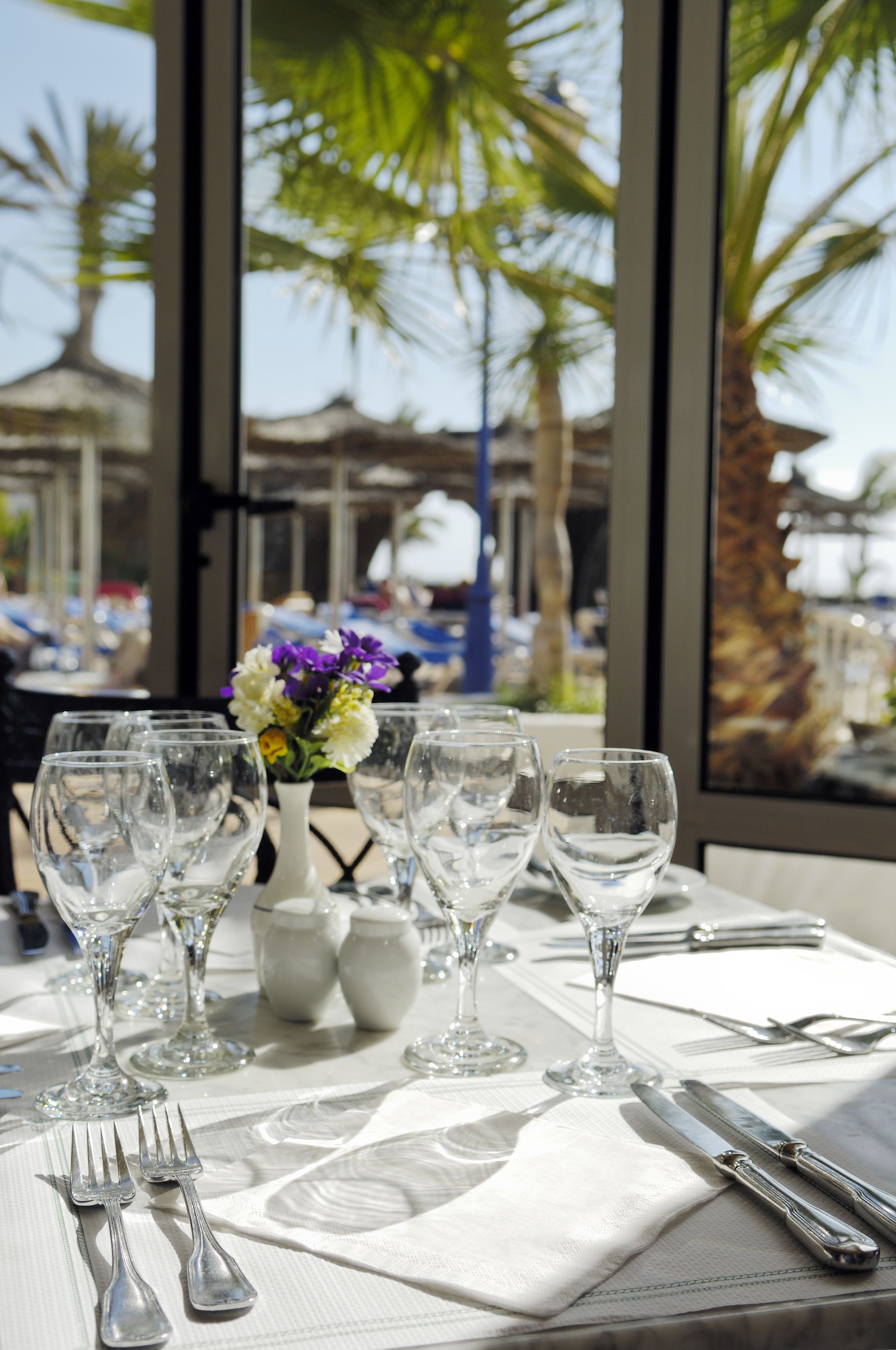 breakfast, lunch, dinner served; international cuisine