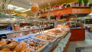 Ein Buffet mit verschiedenen Speisen und einer Auswahl an Blumentöpfen auf Regalen.