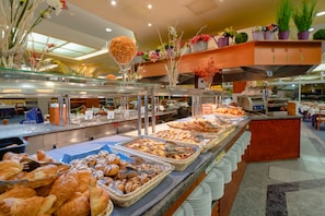 Free daily buffet breakfast