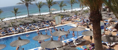 3 piscines extérieures, parasols de plage, chaises longues