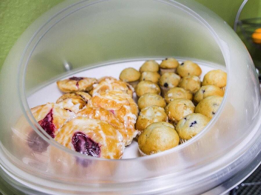Un recipiente con varios pasteles y una tarta.
