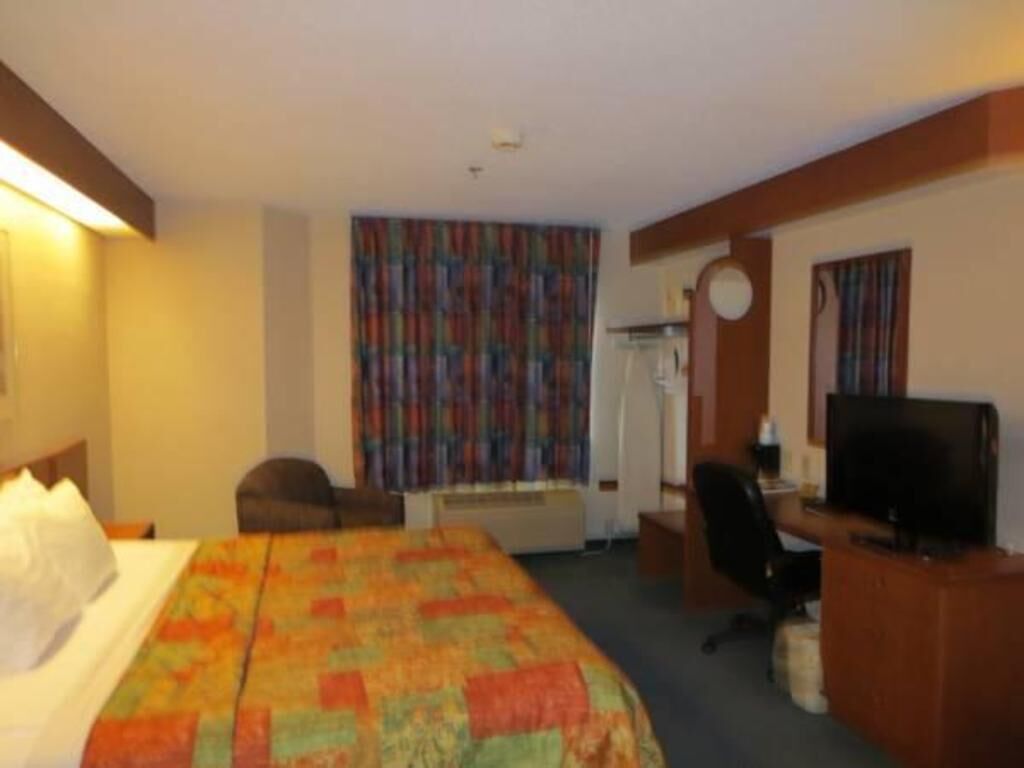 Bureau, espace de travail pour ordinateur portable, rideaux occultants