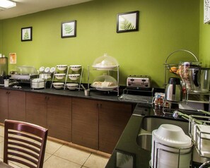 Free daily buffet breakfast  - Sleep Inn & Suites Niantic North (Niantic)