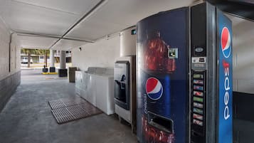 Eine Parkgarage mit einem Pepsi-Automaten, einem Wassenspender und einem SureVend-Gerät.