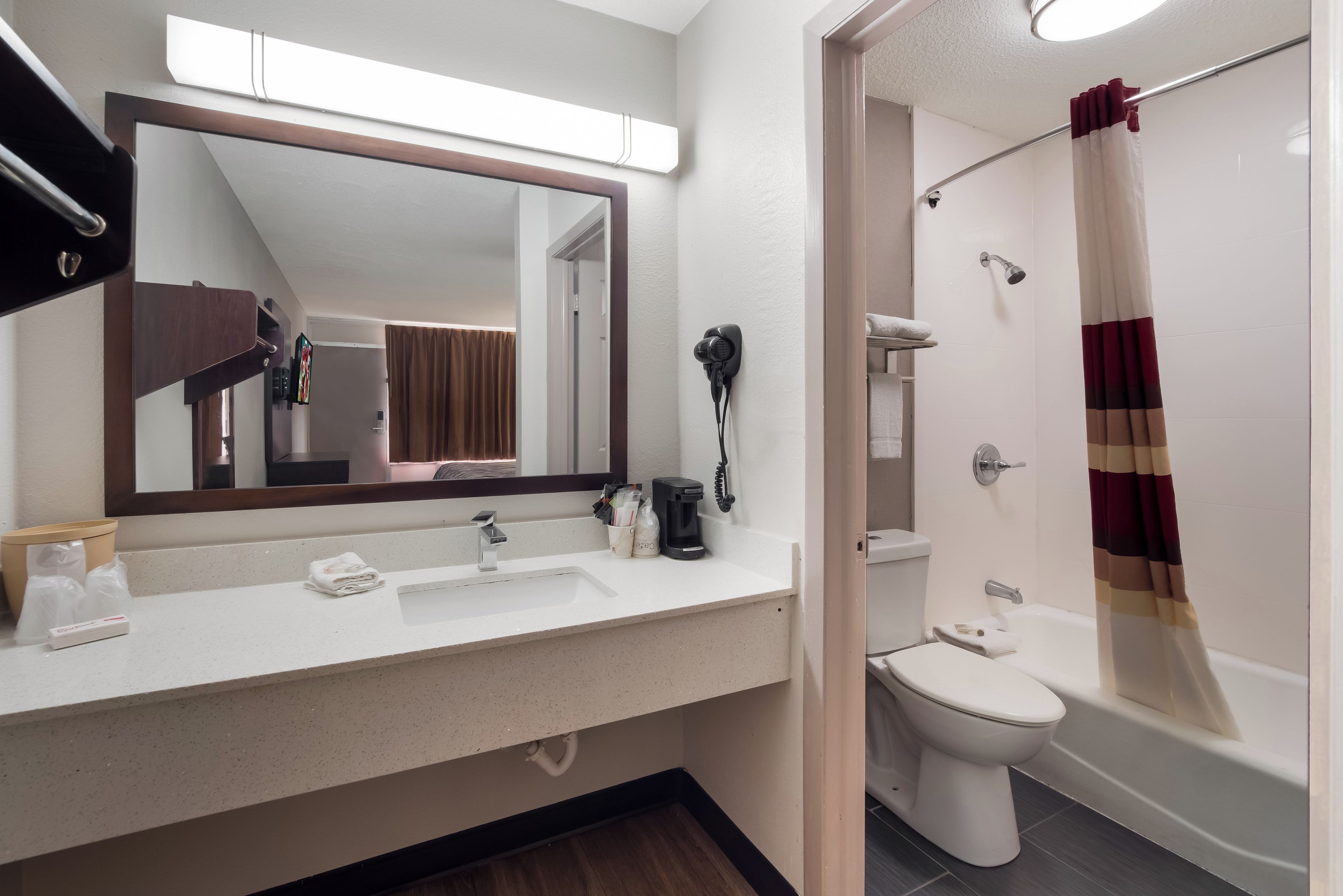 Deluxe Room, 1 King Bed (Smoke Free) | Bathroom
