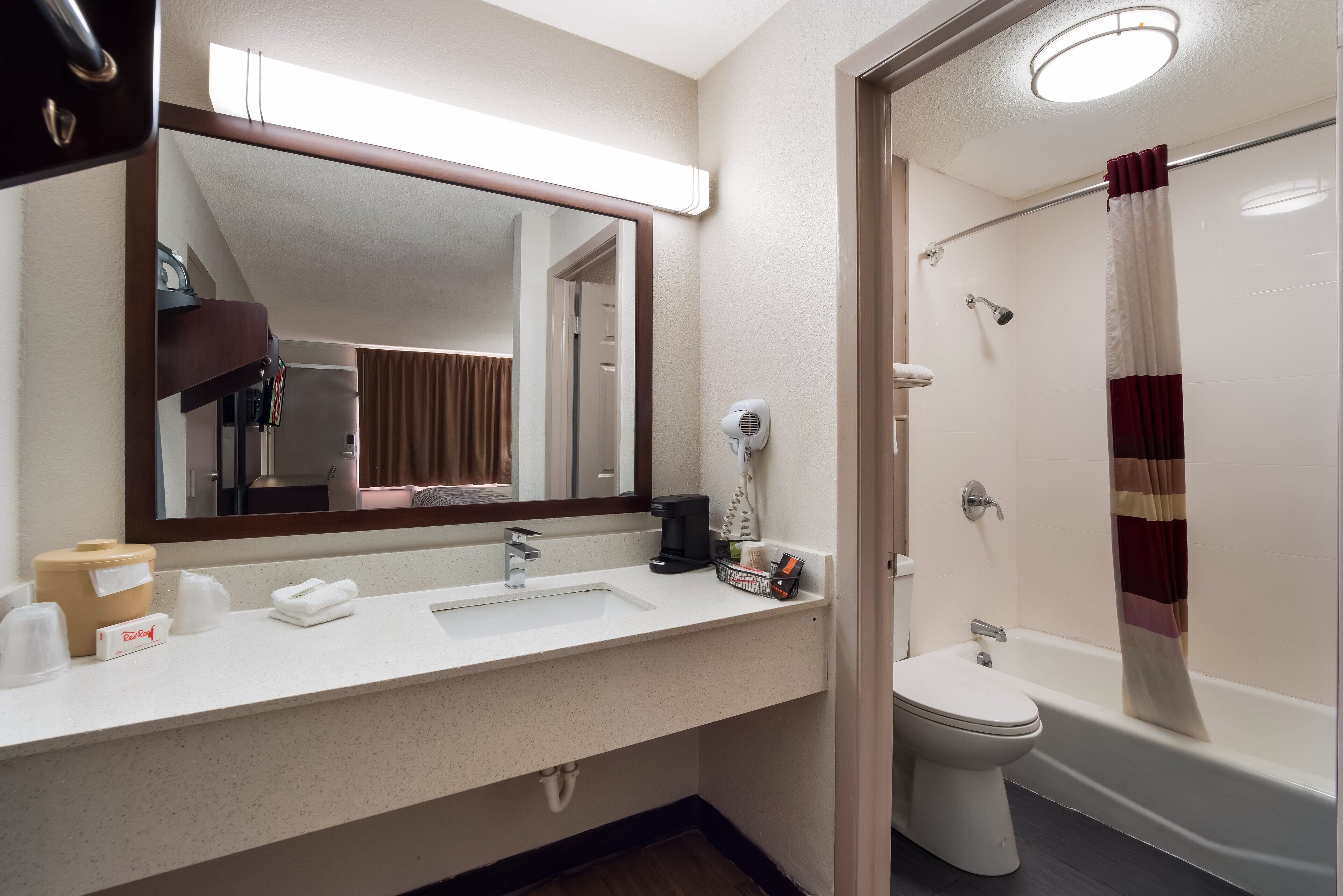superior room, 1 king bed (smoke free) | bathroom | combined shower/bathtub, free toiletries, hair dryer, towels