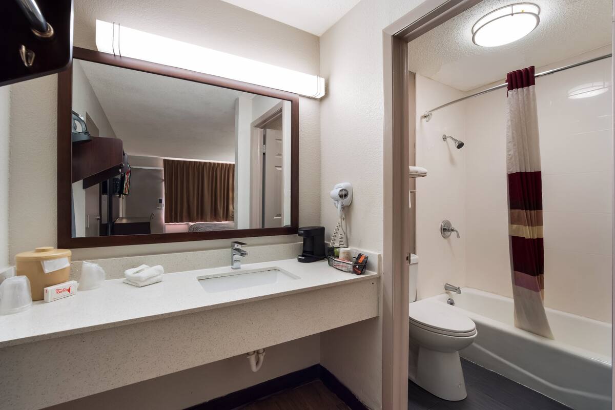 superior room, 1 king bed (smoke free) | bathroom | combined shower/bathtub, free toiletries, hair dryer, towels