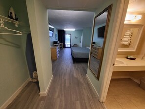 Standaard kamer, 1 kingsize bed, kitchenette, aan zee | Een kluis op de kamer, individueel gedecoreerd, individueel gemeubileerd
