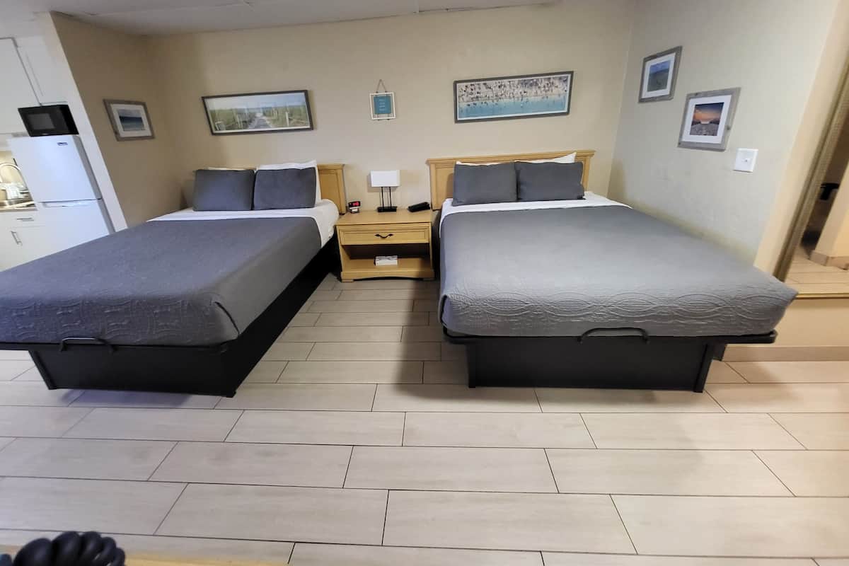 Standardzimmer, 2 Queen-Betten, Kochnische, eingeschränkter Meerblick (Poolside) | 2 Schlafzimmer, Zimmersafe, individuell dekoriert