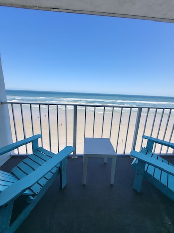 Standard Room, 1 King Bed, Kitchenette, Oceanfront | Terrace/patio. Beachside Hotel