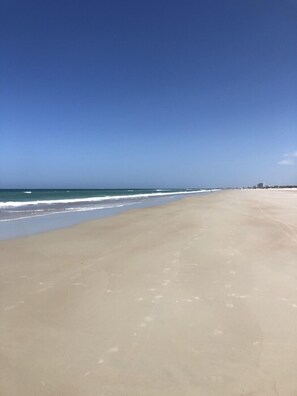 Accommodatie ligt op het strand, wit zand, strandlakens
