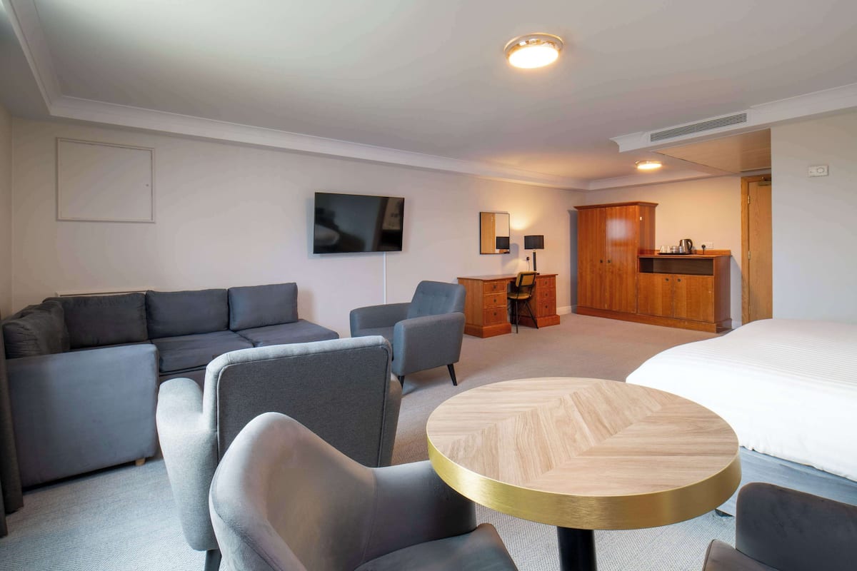 Executive Room, 1 Double Bed, Non Smoking | Desk, laptop workspace, blackout curtains, soundproofing