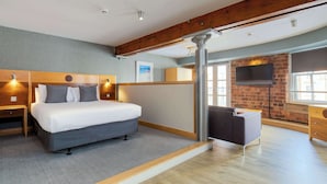 Suite, 1 dobbeltseng, ikke-røyk (Larger Room;with Sofabed) | Skrivebord, skrivebord for bærbar PC, blendingsgardiner og lydisolert
