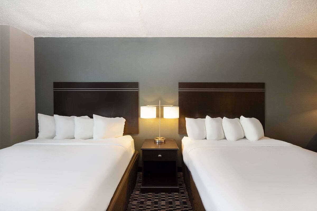 羽絨被、房內夾萬、書桌、手提電腦工作空間