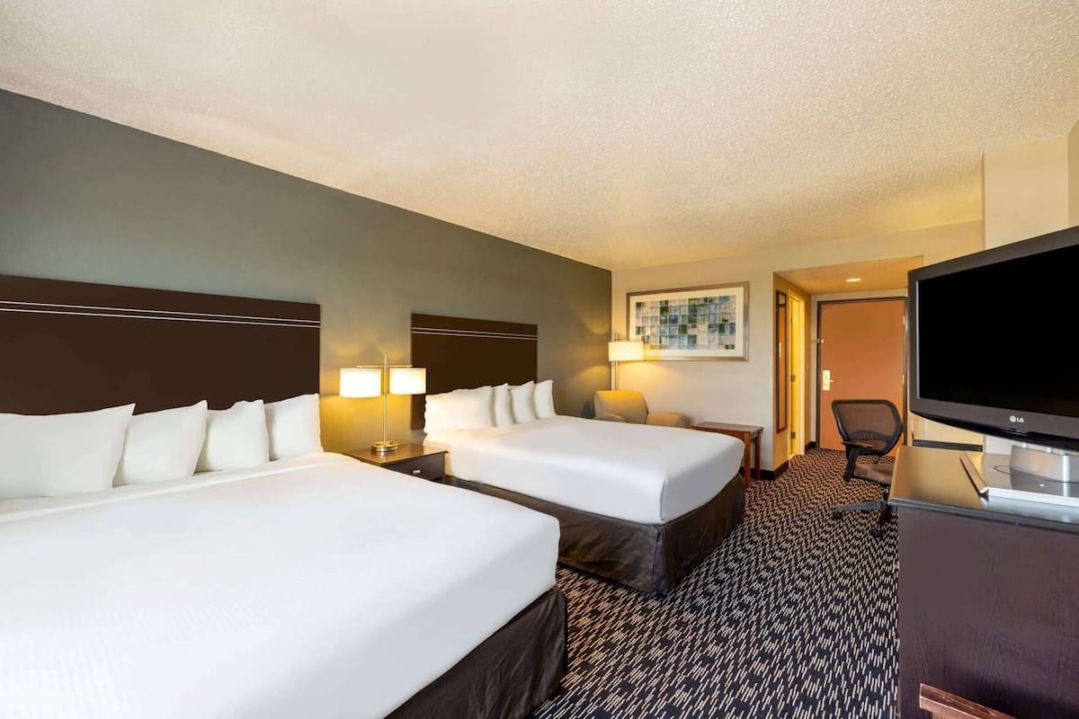 羽絨被、房內夾萬、書桌、手提電腦工作空間