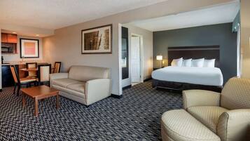 Executive Suite, 1 King Bed | Down comforters, in-room safe, desk, laptop workspace