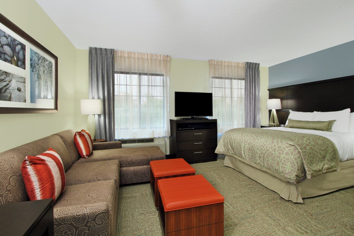 Studio Suite, Kitchen | In-room safe, desk, laptop workspace, blackout curtains