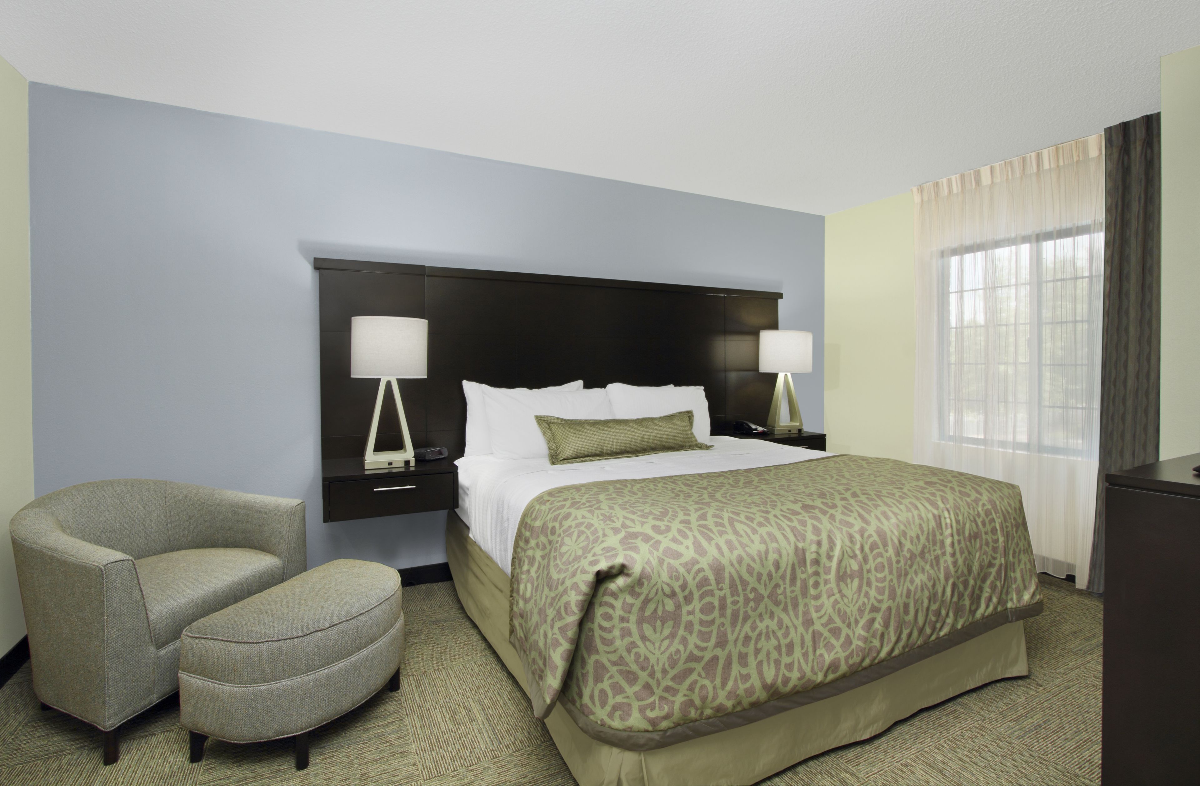 Caixa forta a l'habitació i escriptori 