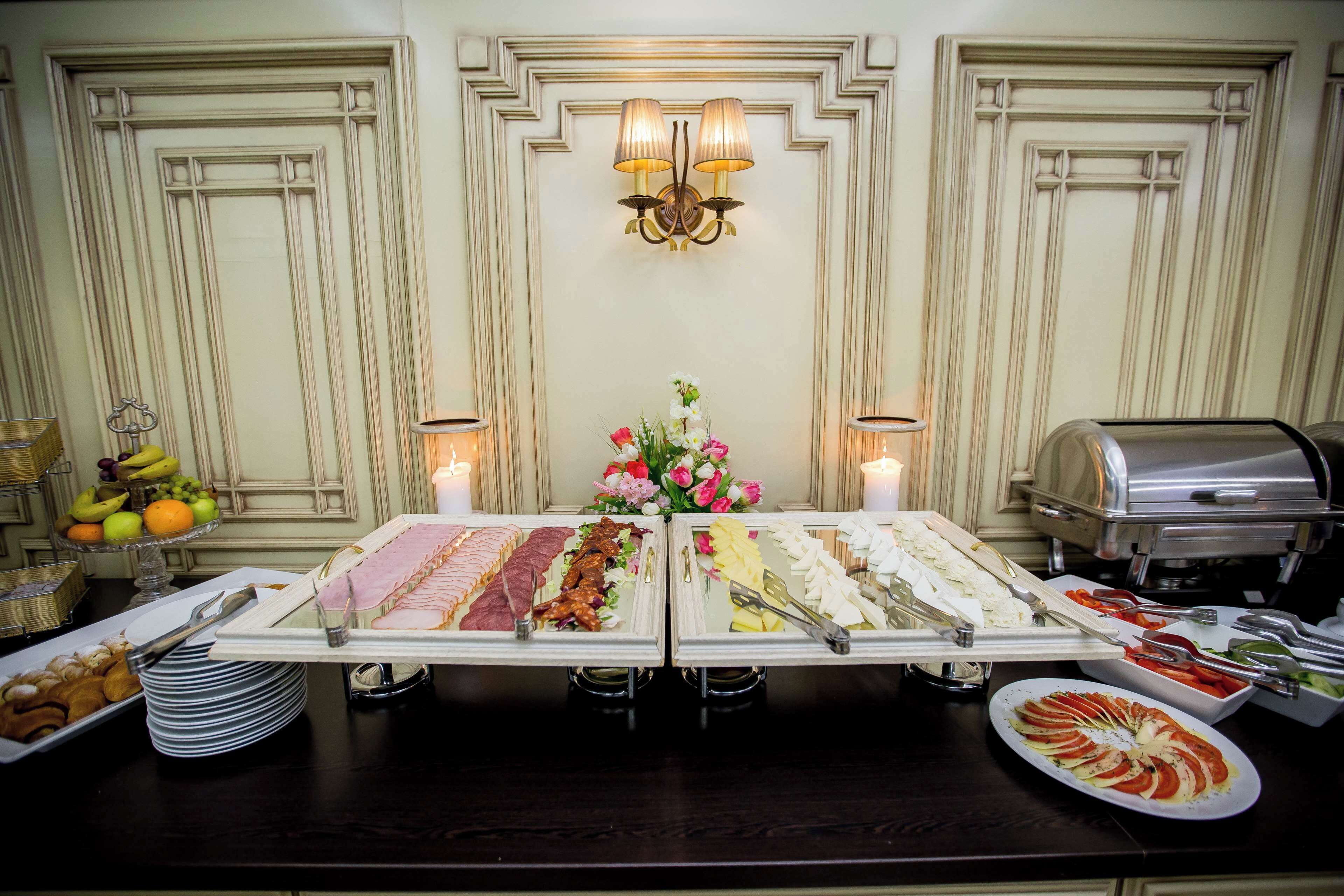 free daily full breakfast