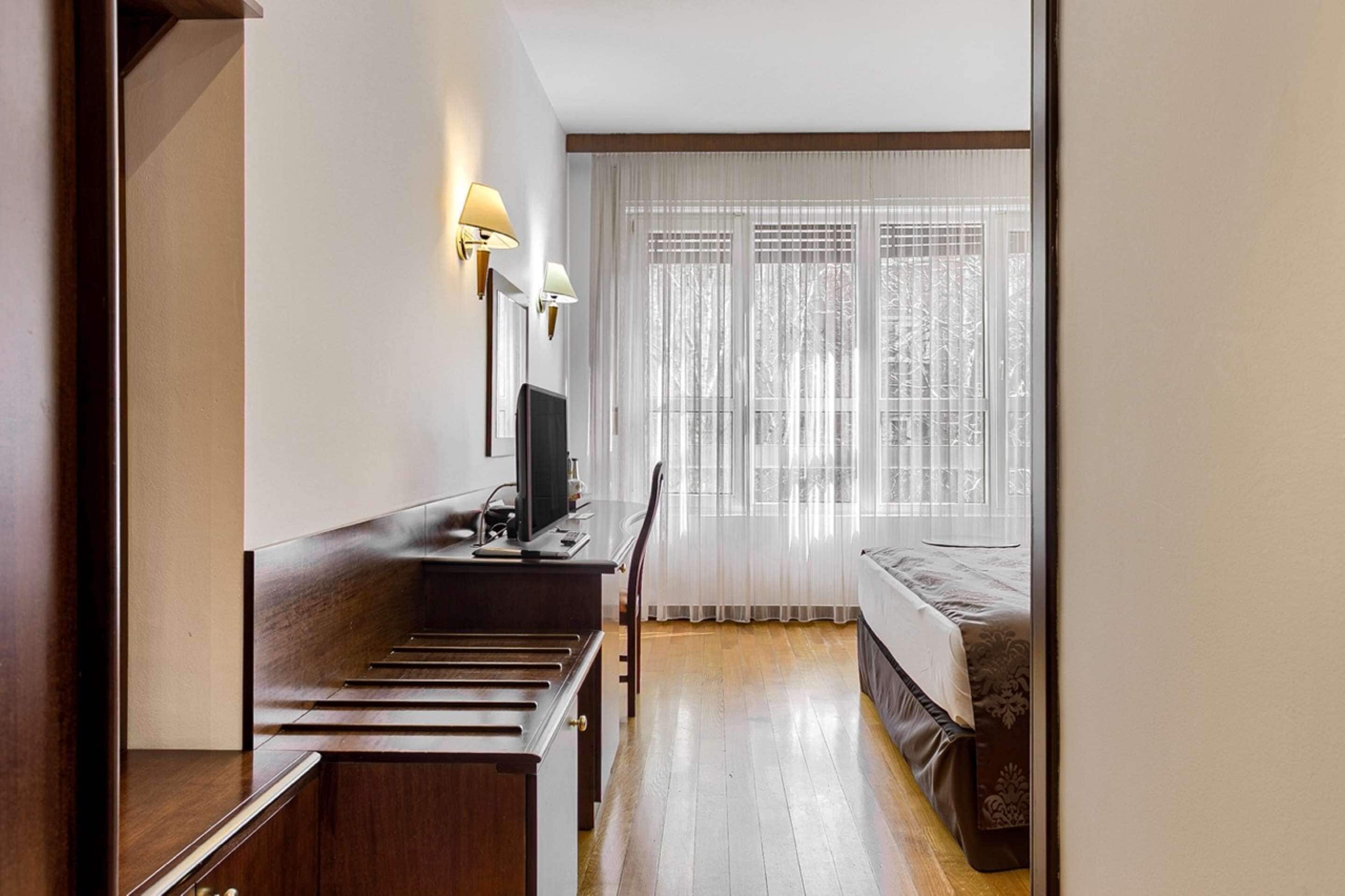 superior room, 1 queen bed, non smoking | minibar, in-room safe, soundproofing, free wifi