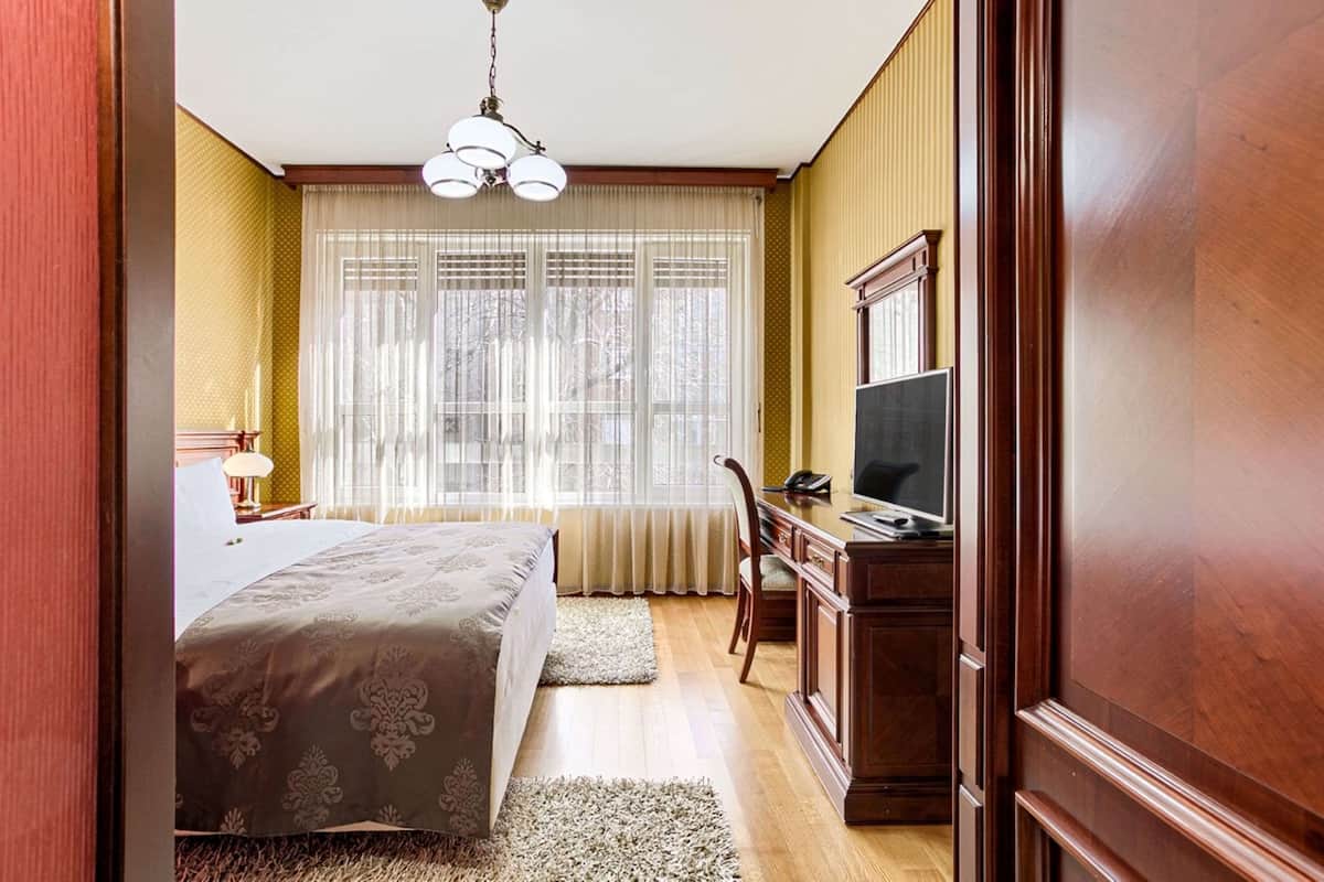 Suite, 1 letto queen, non fumatori, vasca da bagno | Minibar, una cassaforte in camera, insonorizzazione, Wi-Fi gratuito