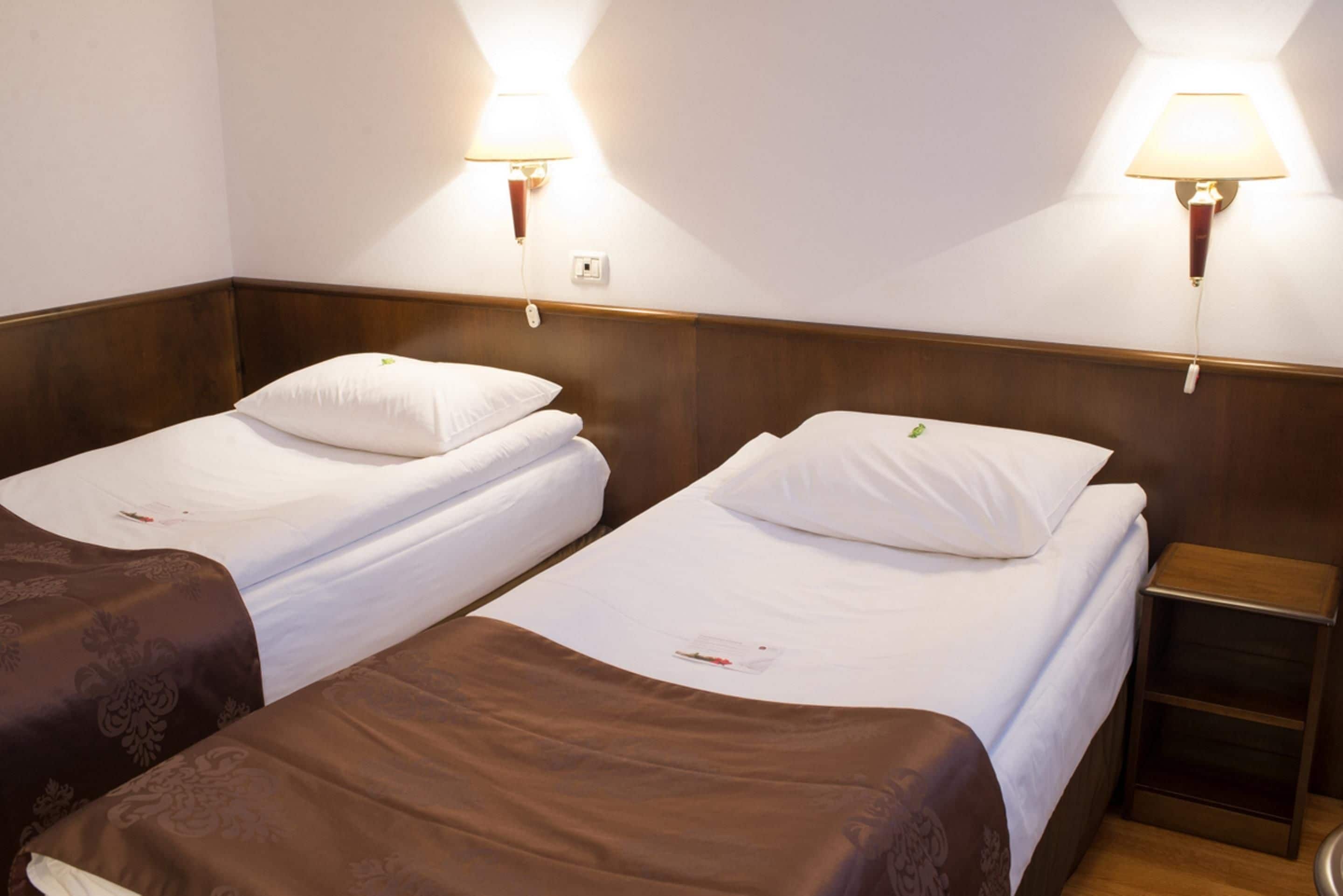 standard room, 2 single beds, non smoking | minibar, in-room safe, soundproofing, free wifi