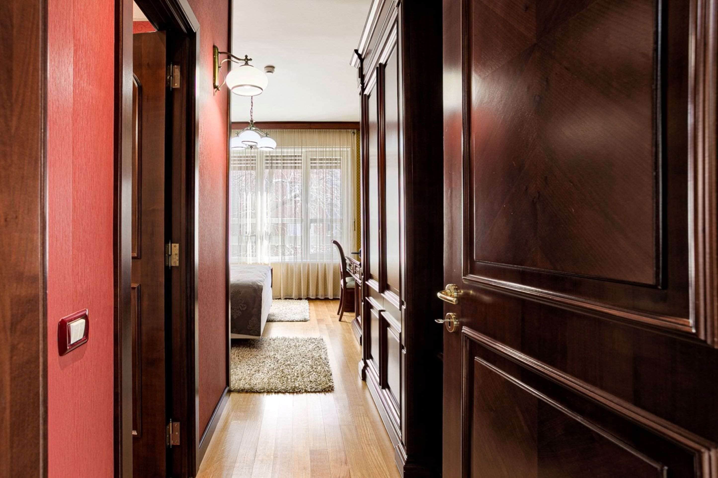 suite, 1 queen bed, non smoking, bathtub | minibar, in-room safe, soundproofing, free wifi