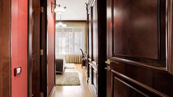 Suite, 1 Queen Bed, Non Smoking, Bathtub | Minibar, in-room safe, soundproofing, free WiFi